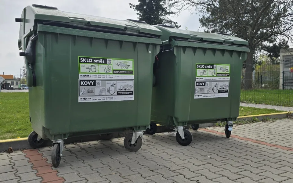 Kovové obaly nově i do kontejnerů na sklo, město tím chce zvýšit podíl recyklace