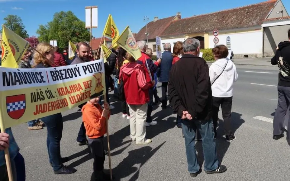 Lidé v Pošumaví na protest proti jadernému úložišti zablokovali hlavní silnici