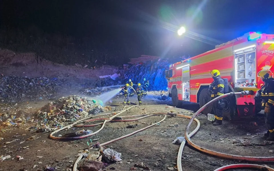 Na skládce u Plzně hořel odpad, zasahovalo přes 30 hasičů, škodliviny neunikly