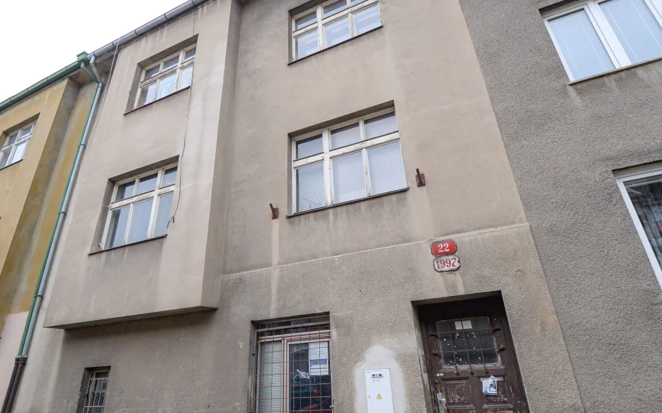 Plzeň začala rekonstrukci domu v Bolzanově ulici. Opraví pět bytů