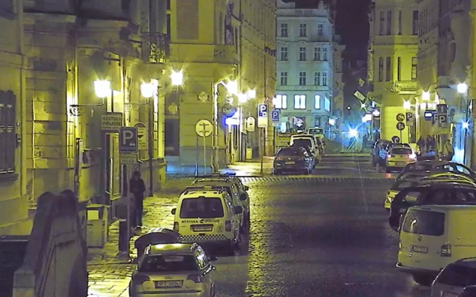 Mladík posprejoval auto městské policie, přímo před služebnou a pod kamerou