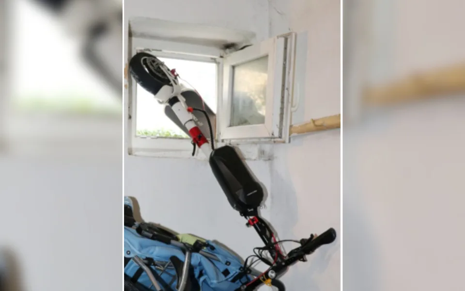 Zloděj měl špatný odhad, elektrokoloběžku skrz okno neprotáhl
