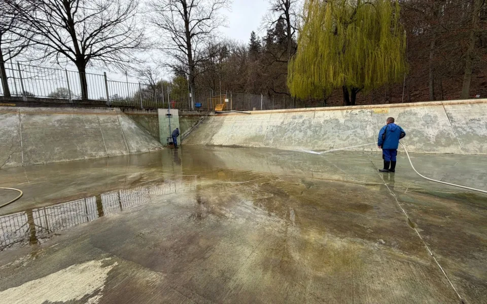 Největší přírodní koupaliště v kraji a druhé největší v ČR prochází očistou