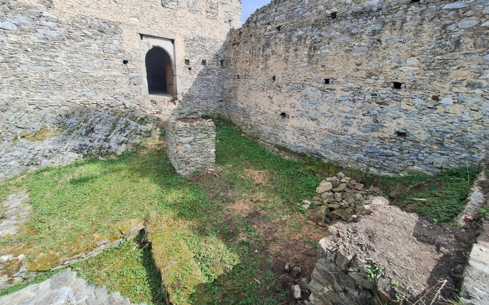 Ikonický šumavský hrad Kašperk obnovuje mosty, staré dřevo nahradí odolnější modřín
