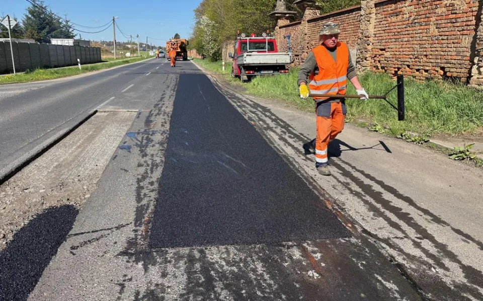 Rozjely se opravy silnic po zimě, správa silnic nasazuje teplou balenou směs