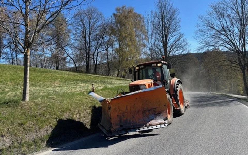 Jarní úklid na Šumavě, silničáři musí odstranit stovky tun posypové drti po zimě