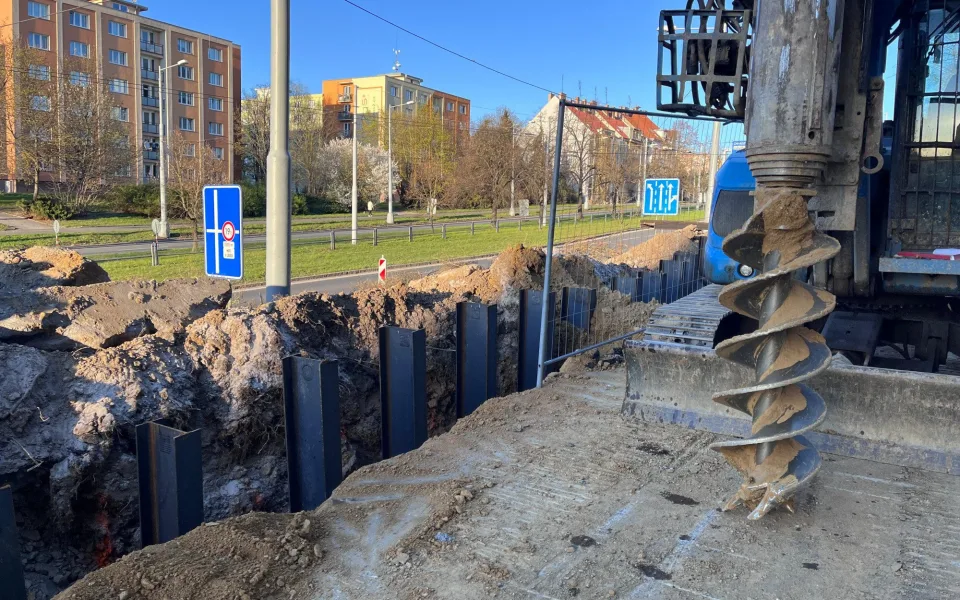 Obyvatele domů vyděsily otřesy způsobené zatloukáním pažení při stavbě nové lávky
