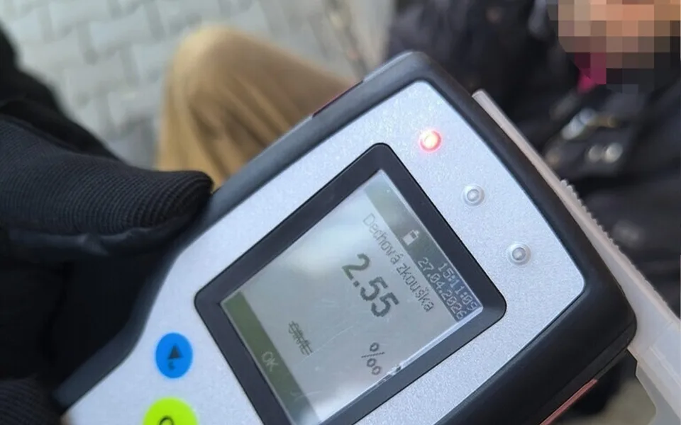 Křičel, kopal do dveří a napadl pěstí strážníka. Reakce byla nekompromisní