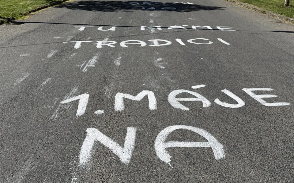 Humorné prvomájové nápisy psané vápnem baví místní i přespolní, tradice žije dál