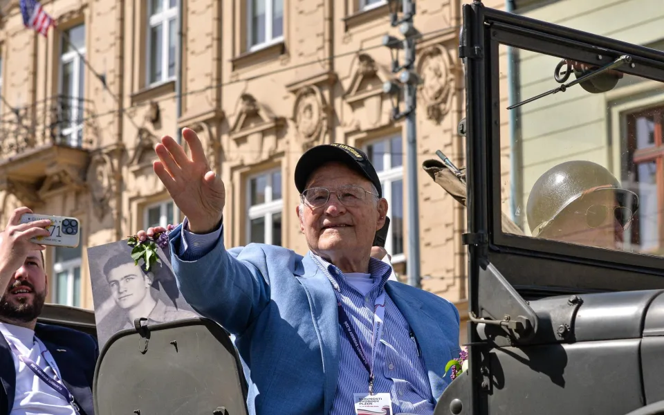 Potkal jsem tu laskavé lidi, snažili se mě učit česky, vzpomíná stoletý veterán