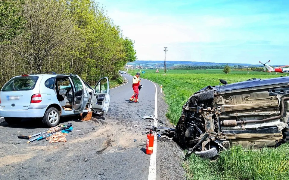 Tři lidé se zranili při drtivém střetu dvou aut. Hasiči vyprošťovali i fenku