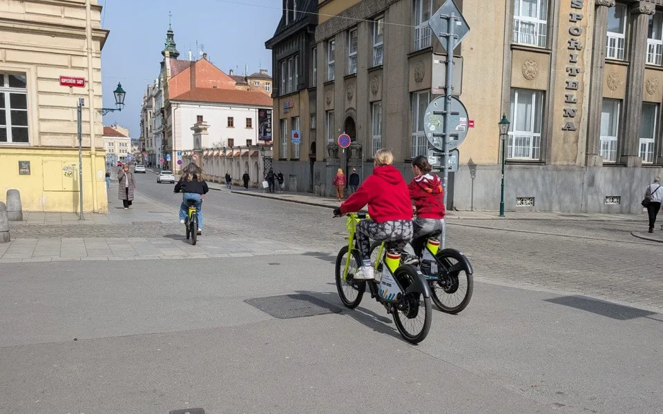 Zájem o sdílená elektrokola je obrovský, město chce dokoupit dalších 150