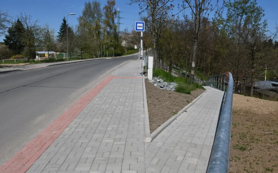 Nejen návštěvníci vyhlášené plovárny se mohou radovat z opravy důležité komunikace