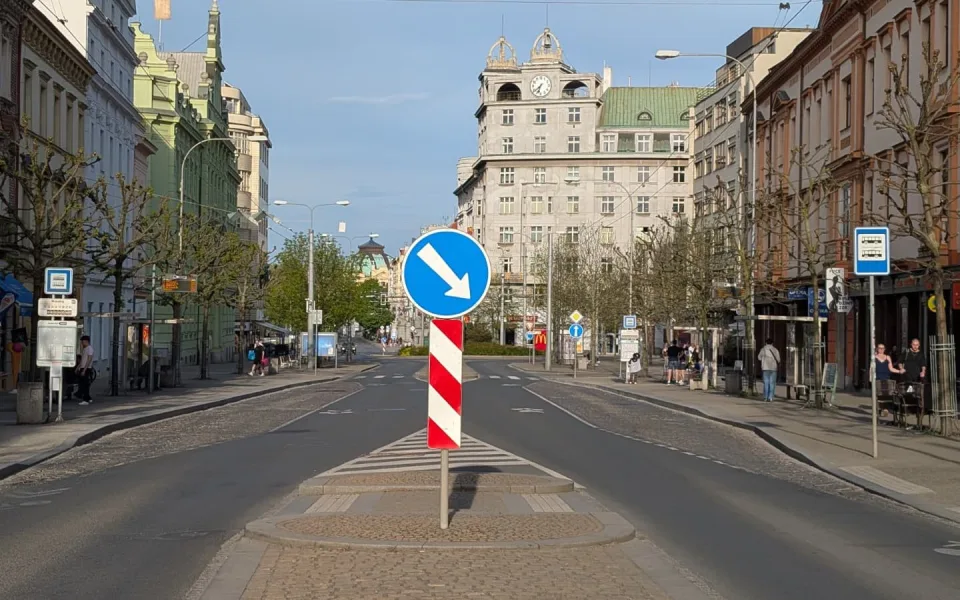 Širší chodníky a více zeleně, Americká třída se promění v bulvár pro pěší