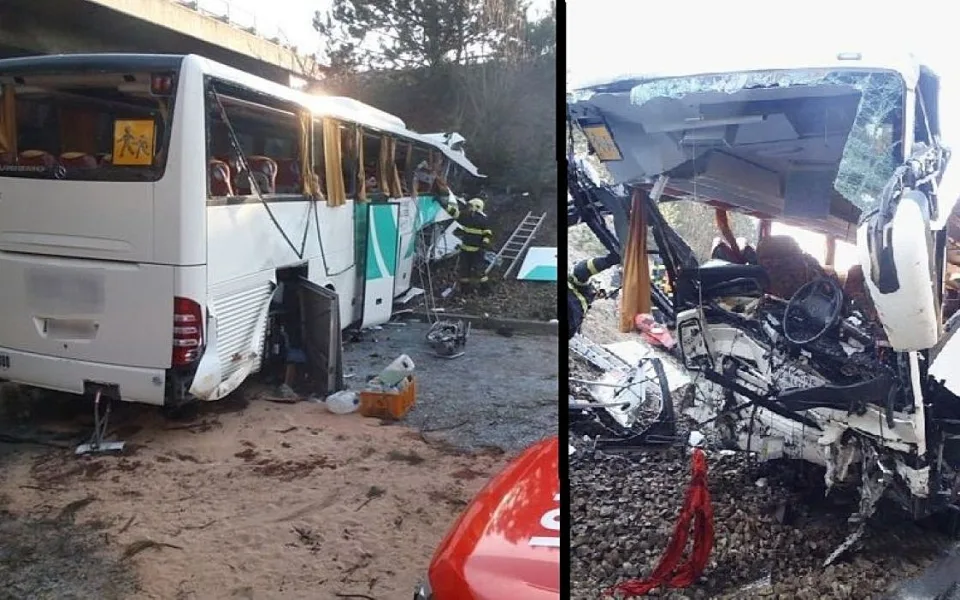 Francouzský autobus plný dětí havaroval nedaleko od Rokycan po sjezdu z D5