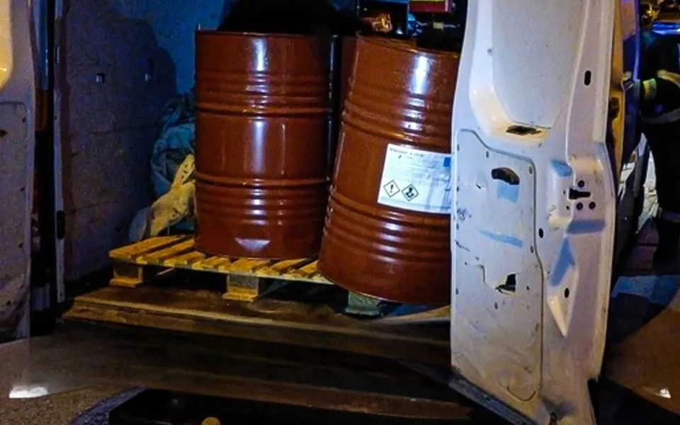 Z dodávky vytékala na ulici neznámá chemikálie. Uvnitř vozidla čekalo překvapení
