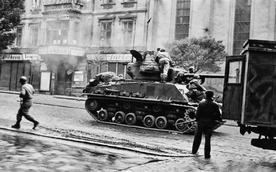 V ulicích Plzně obsazené Němci vypukly boje po příjezdu Američanů 6. května 1945