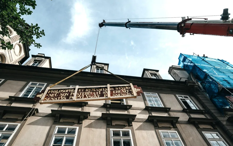 Na budově studijní a vědecké knihovny běží restaurátorské práce