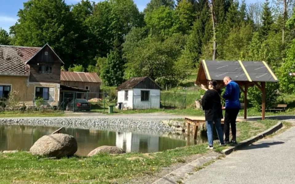 Starostka Dana Lesak provází po obci Obora náměstka hejtmana Plzeňského kraje Petra Vanku