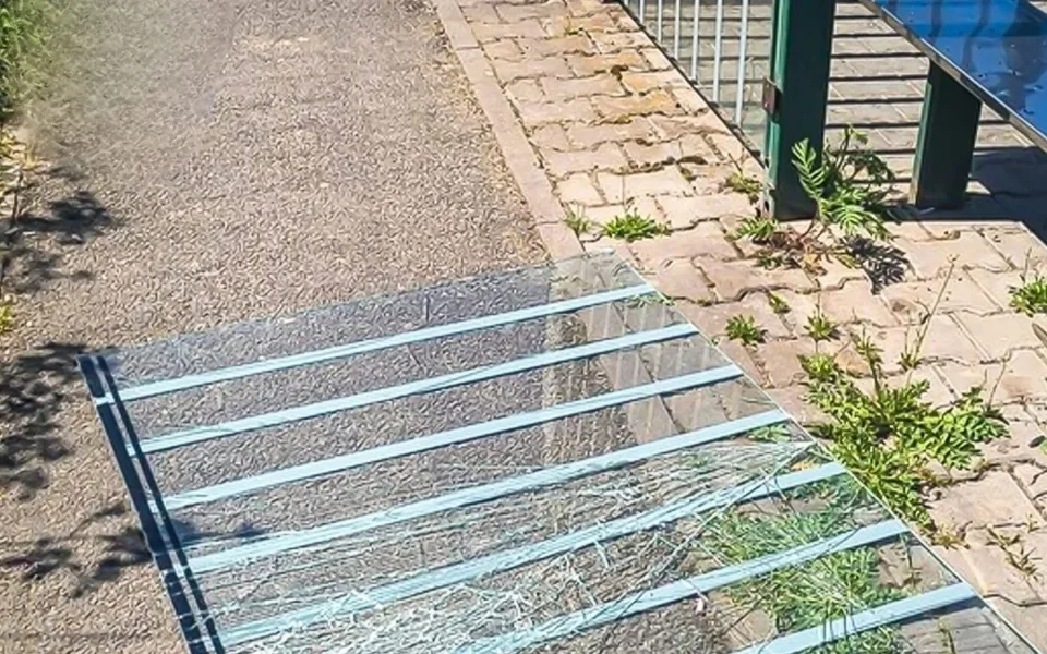Skleněná výplň zastávky MHD nevydržela pád těla muže