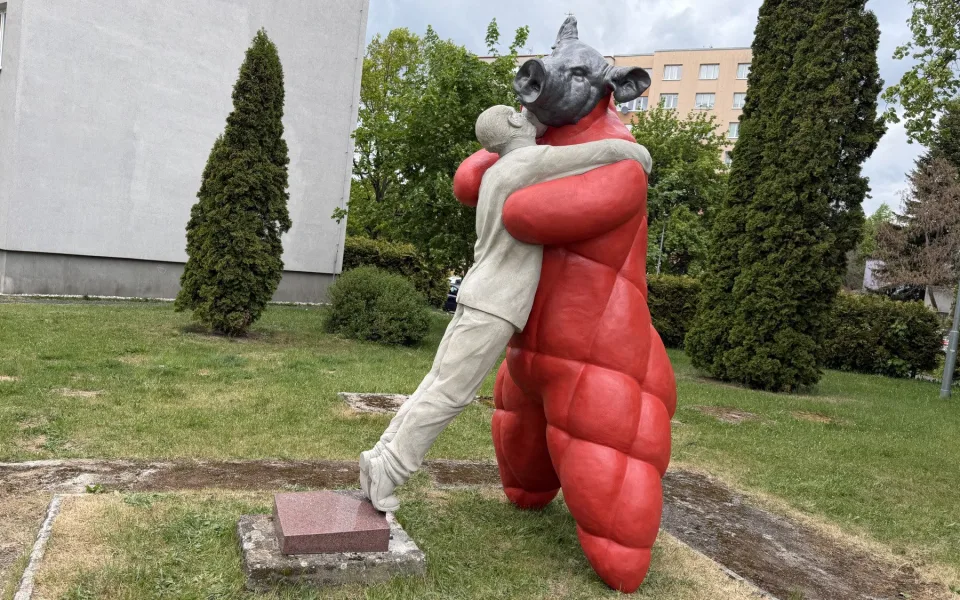 Dílo nazvané Polibek moci budí vášně ještě před samotným zahájením festivalu Sochy na ulici
