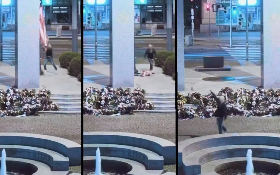 Vandal strhl americkou vlajku z pomníku Díky, Ameriko! Odešel se vztyčenou pravicí
