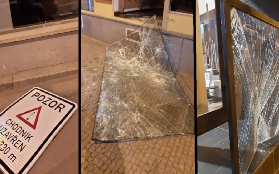 Vandal v centru Plzně demoloval výlohy obchodů i automobily