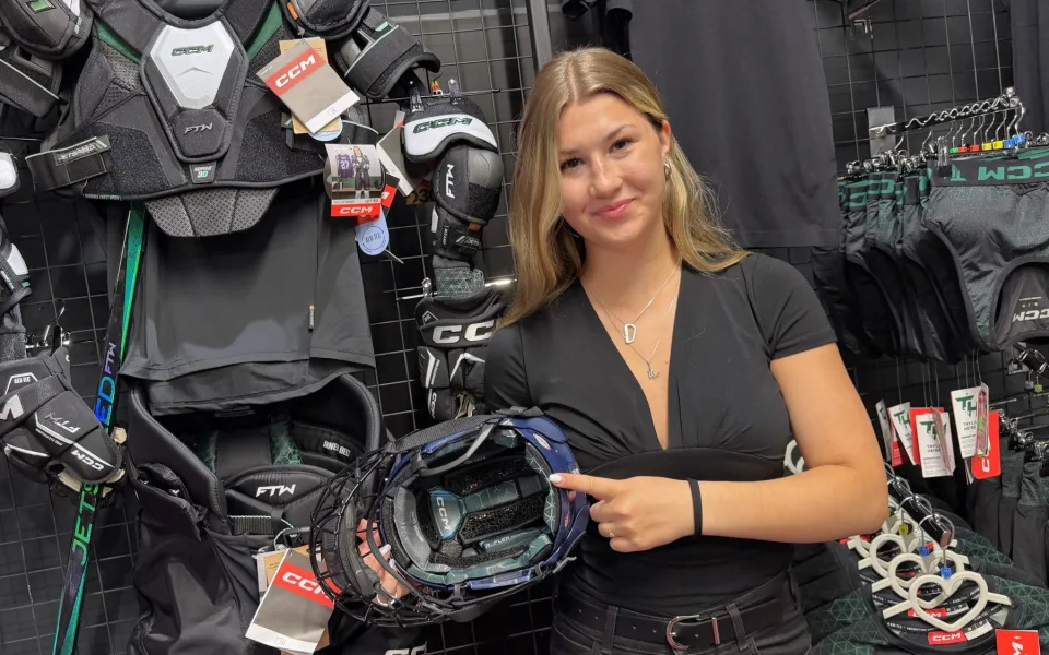 Hokejová reprezentantka Linda Vocetková chválí helmu uzpůsobenou pro ženské hokejistky