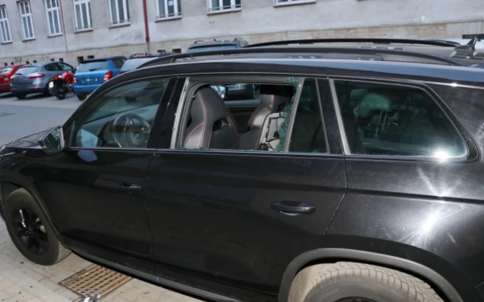 Nechat 50 tisíc v autě v centru Plzně se ženě nevyplatilo. Škodovku vykradl zloděj