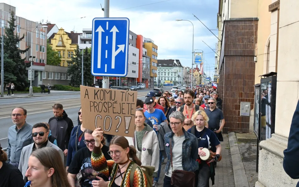 Stovky lidí v Plzni daly vládě najevo jasný vzkaz: Ruce pryč od médií