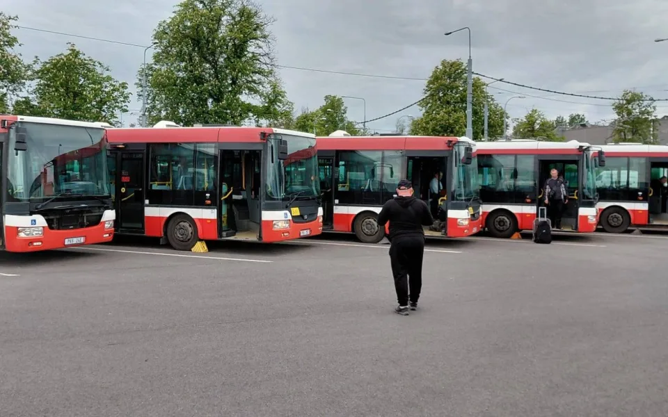 Staré autobusy do šrotu nepůjdou, město je posílá do ukrajinského Charkova