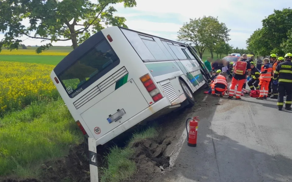 Autobus plný dětí havaroval na Rokycansku. Na místě zasahují desítky záchranářů