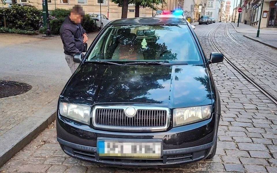 Cizinec řidič tvrdil, že pospíchá prodat auto. Tvrdě narazil
