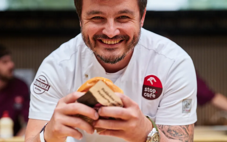 Gurmánská sezona na cestách: ORLEN v Plzni odstartoval letní menu od Romana Staši