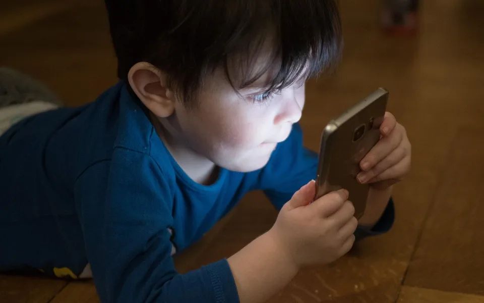 Sociální sítě ničí rodinnou pohodu. 78 % Čechů je pro zákaz mobilů v školách