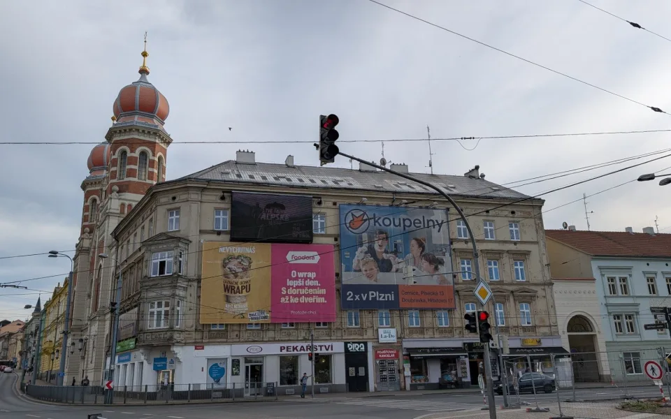 Čas se krátí. Majitelé reklamní plachet je musí odstranit do konce června