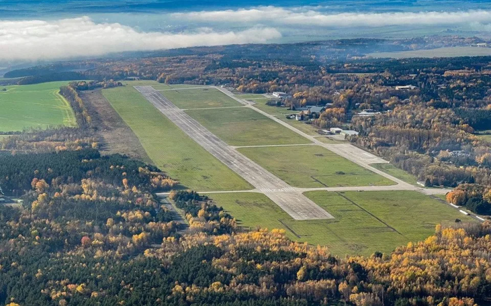 Střelba a dým, armáda se po letech naplno vrátila k výcviku na letišti v Líních