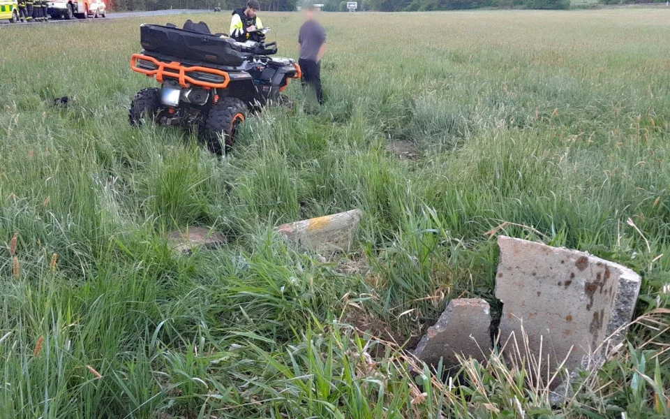 Řidič na čtyřkolce narazil do betonové skruže, náraz ho doslova katapultoval