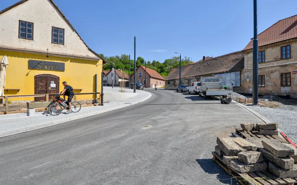 Po nekonečných odkladech se doprava vrací na Rolnické náměstí. Hotovo bude v srpnu