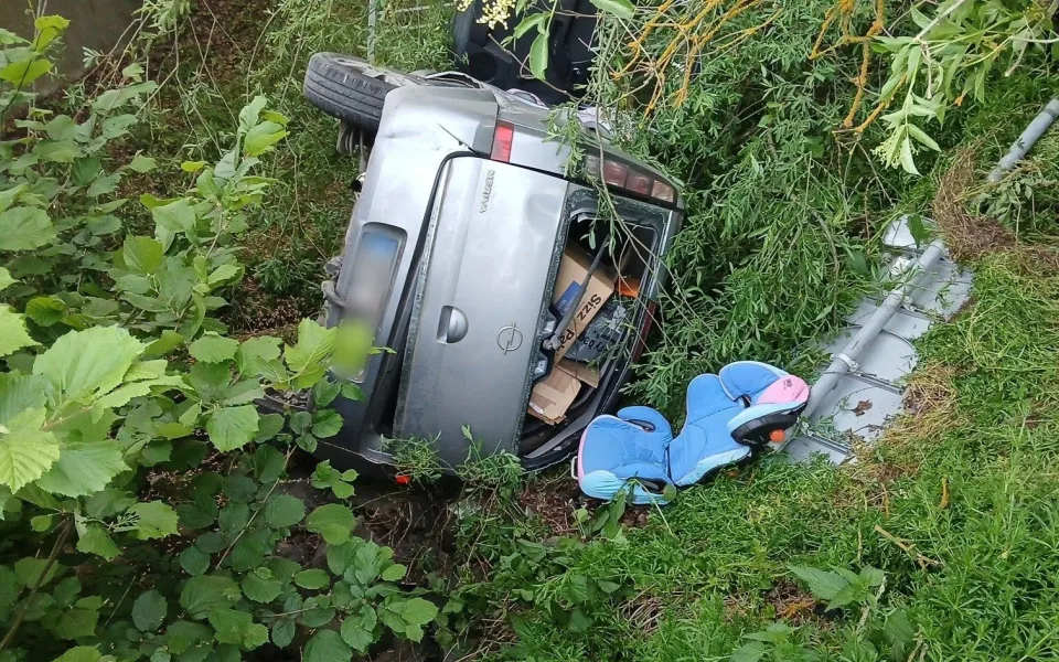 Auto prorazilo zábradlí a zřítilo se ze strmého srázu do koryta potoka