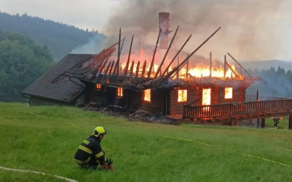 Srub na samotě v Pošumaví takřka lehnul popelem, škody jsou do milionů