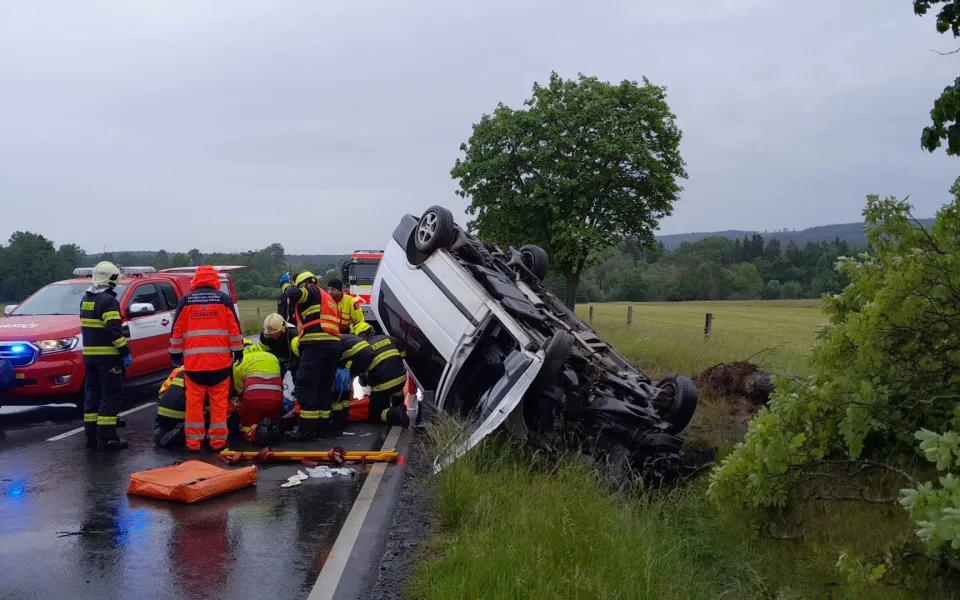 Dodávka vyletěla ze silnice, přerazila strom a převrátila se na střechu. Tři lidé se zranili