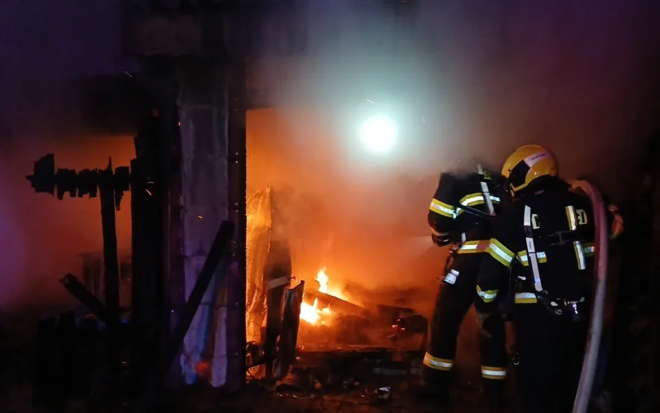 Hasiči bojovali s požárem skladu, ohrožovaly je vybuchující hořlaviny