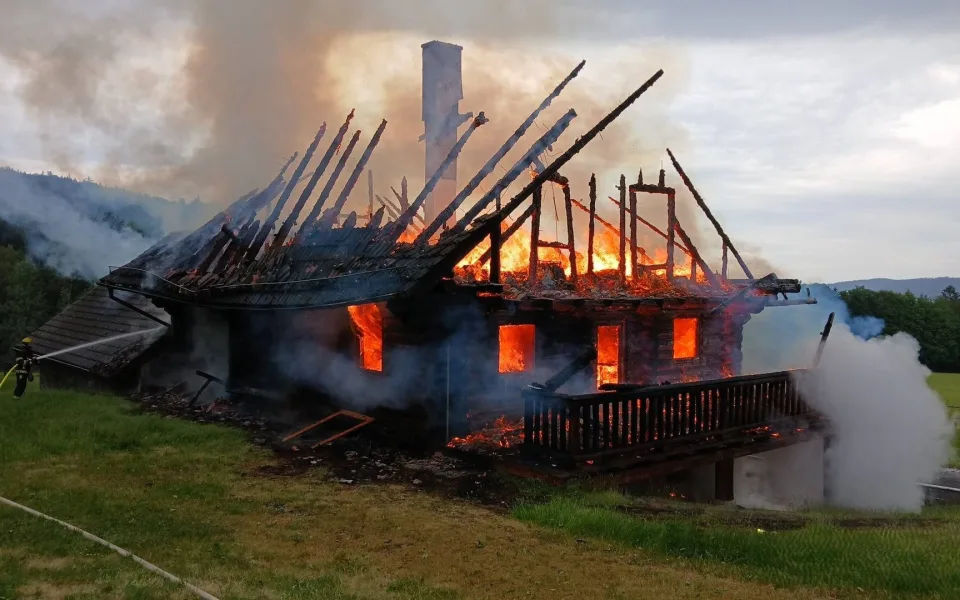 Požár srubu na šumavské samotě působil blesk, podpálil také chatu v Srní
