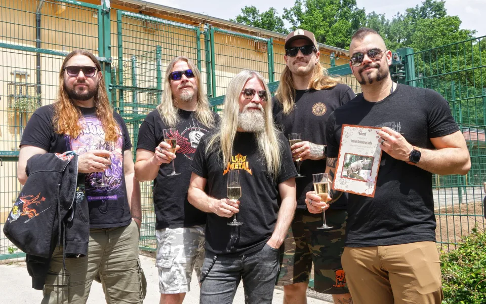 Metalová skupina Sabaton dala nosorožci jméno Karel, mezi návrhy byl i Tank