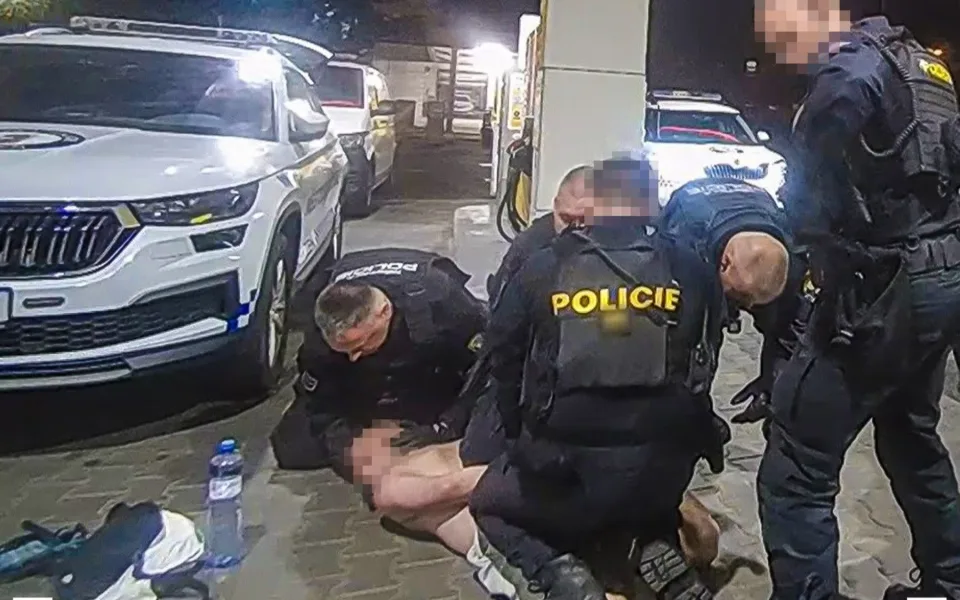 Polonahý mladík lezl na pumpě do mrazáku, odvezli ho přikurtovaného k lehátku