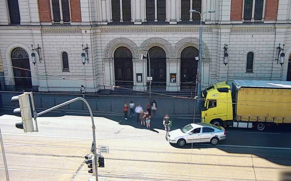 VIDEO: Drsné video zachytilo, jak auto na přechodu smetlo kurýra na elektrokoloběžce