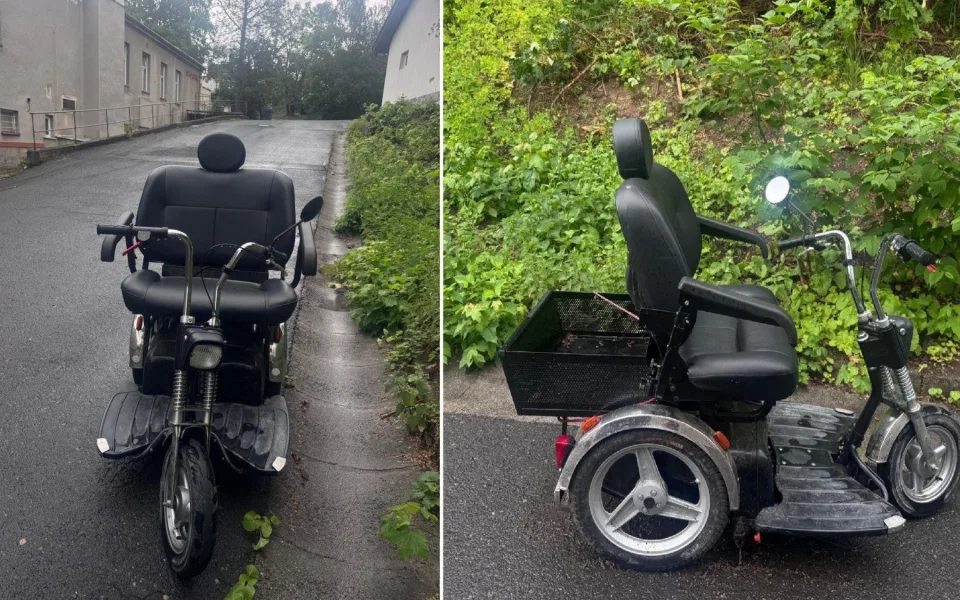 Opuštěná elektrická tříkolka pro invalidy stojí v ulici už přes měsíc. Majitel ji tam nechal