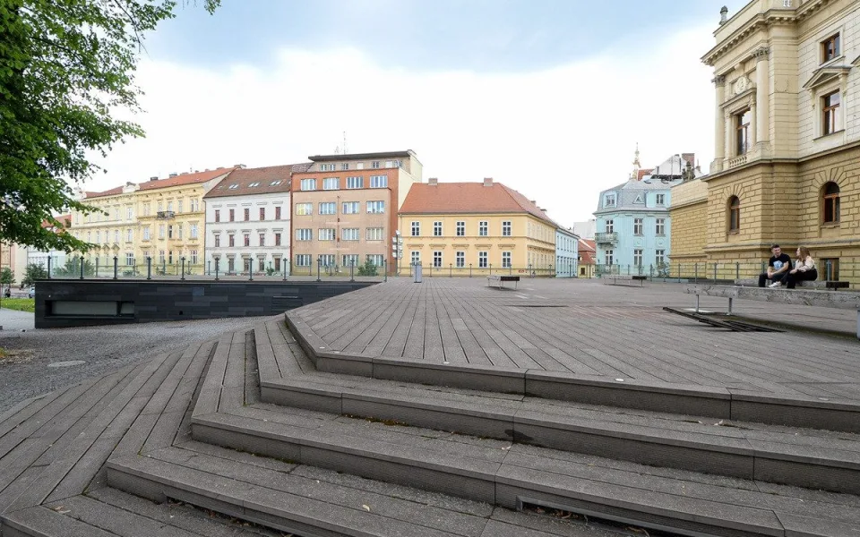 Terasy u Velkého divadla jsou na hranici životnosti, město je za 7 milionů předělá
