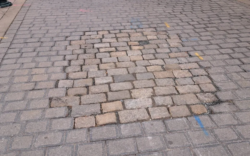 Lidé se podivují nad stavem dlažby v centru města. Vysvětlení je prosté